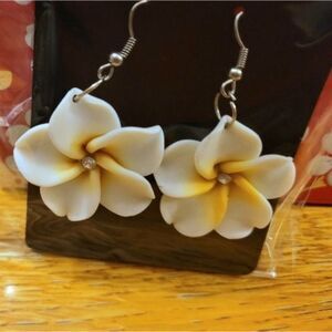 🔥 White flower earrings 🌺 rhinestone center silver-tone